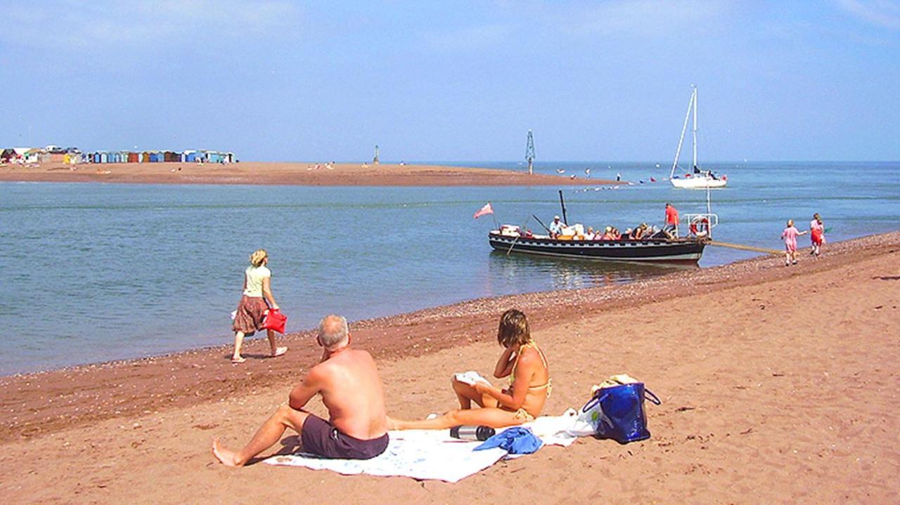 The Nest - Thatched Seaside Country For Two *