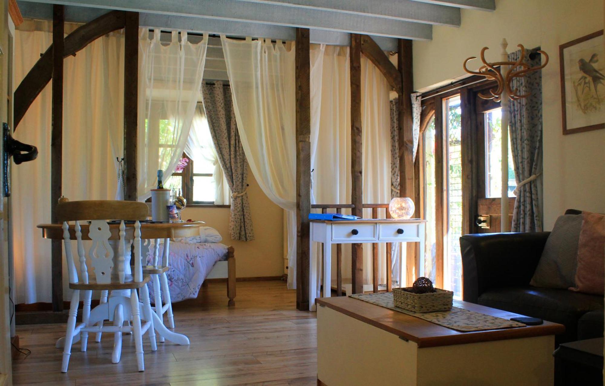 The Nest - Thatched Seaside Country For Two Holiday home *