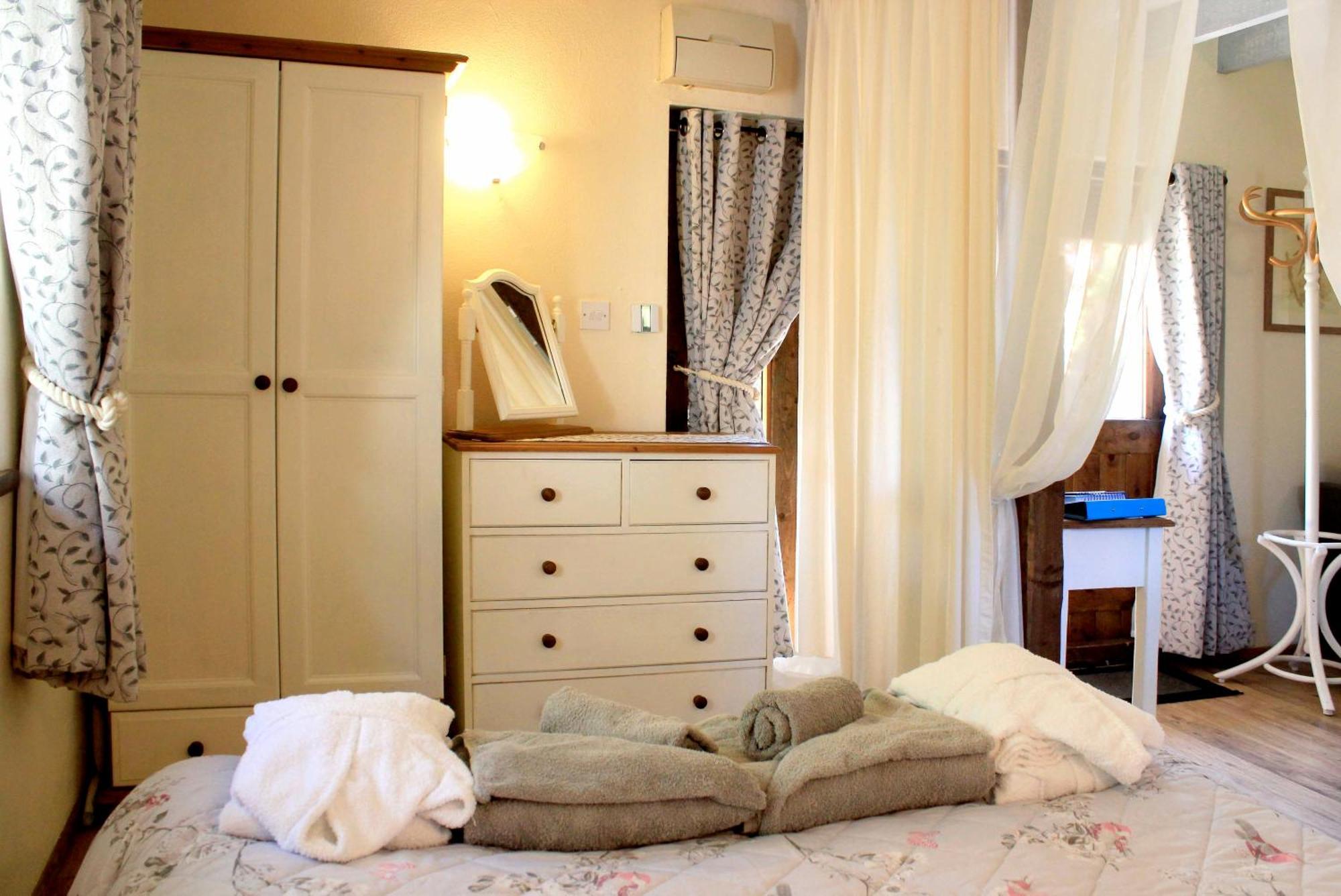 The Nest - Thatched Seaside Country For Two